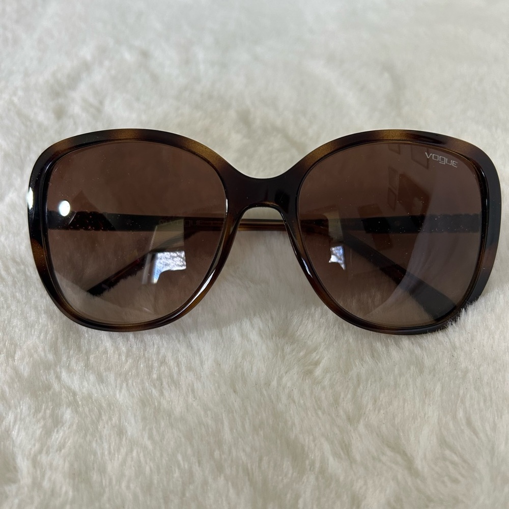 Vintage Authentic Vogue Brown Glasses
No scratches, good condition.